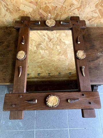 Spiegel met houten omranding beschikbaar voor biedingen