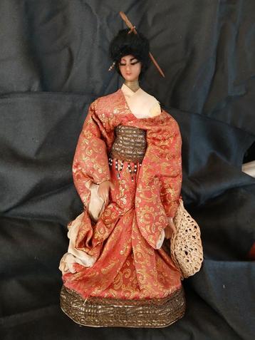Pop in traditionele japanse klederdracht beschikbaar voor biedingen