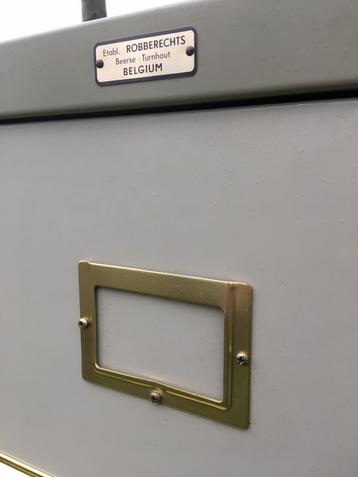 Metalen archiefkast met unieke design handgrepen, Huis en Inrichting, Kasten | Roldeurkasten en Archiefkasten, Ophalen, Zo goed als nieuw