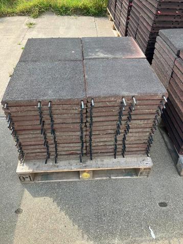 56 vochtdoorlatende rubberen matten 50x50x4cm beschikbaar voor biedingen