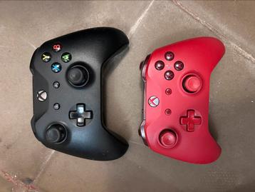 2 perfect werkende xbox controllers. beschikbaar voor biedingen