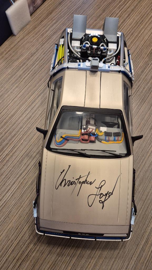 Delorean 1/10 44cm gesigneerd door Christopher Lloyd, Verzamelen, Film en Tv, Zo goed als nieuw, Film, Overige typen, Ophalen