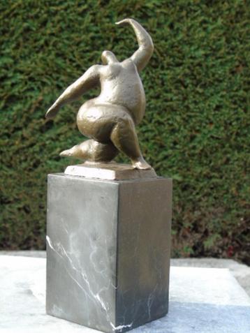 Een dikke vrouw met een bronzen knie op de grond... beschikbaar voor biedingen