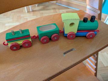 Klein houten treintje in basiskleuren beschikbaar voor biedingen