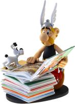 Astérix et Idéfix avec une pile de bandes dessinées d'Astéri, Collections, Enlèvement ou Envoi, Astérix et Obélix, Neuf, Statue ou Figurine