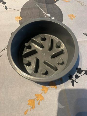 Honden voederbak beschikbaar voor biedingen