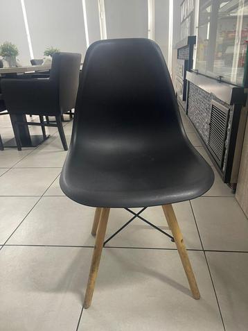 12 stoelen beschikbaar voor biedingen