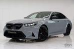 BMW M5 4.4 B&W / HUD / ACC / 360 / Brooklyn grau / Pano!, Auto's, Automaat, 4 deurs, 4395 cc, Plug-in hybride