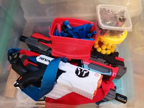 2 bakken gevuld met speelgoedgeweren o.a. Nerfguns,..., Kinderen en Baby's, Speelgoed | Buiten | Actiespeelgoed, Gebruikt, Ophalen