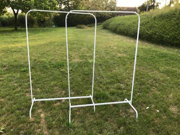 kledingrekjes beschikbaar voor biedingen
