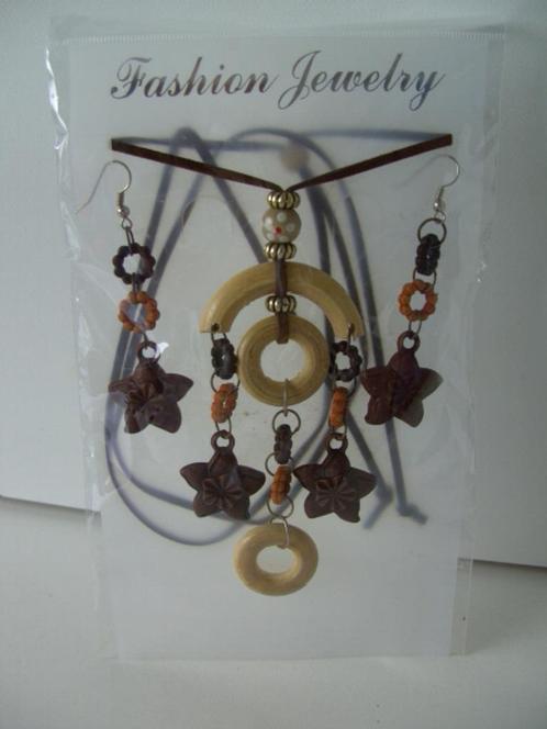 KETTING MET OORBELLEN HOUT STERBLOEM (6) NIEUW, Handtassen en Accessoires, Kettingen, Nieuw, Kunststof, Beige, Verstelbaar, Ophalen of Verzenden