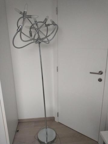 Moderne staanlamp beschikbaar voor biedingen