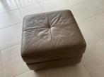 Leren poef in taupe, Huis en Inrichting, Zetels | Voetbanken en poefs, Ophalen, Leer, Zo goed als nieuw, 50 tot 75 cm