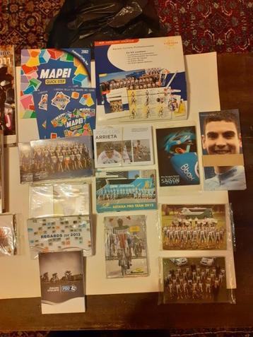 Presentatiegidsen en fotosets van wielerploegen beschikbaar voor biedingen