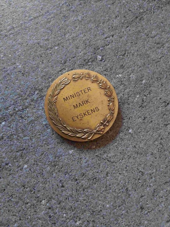 Penning Medaille Minister Marc Eyskens Leuven Parlement CVP, Postzegels en Munten, Penningen en Medailles, Overige materialen