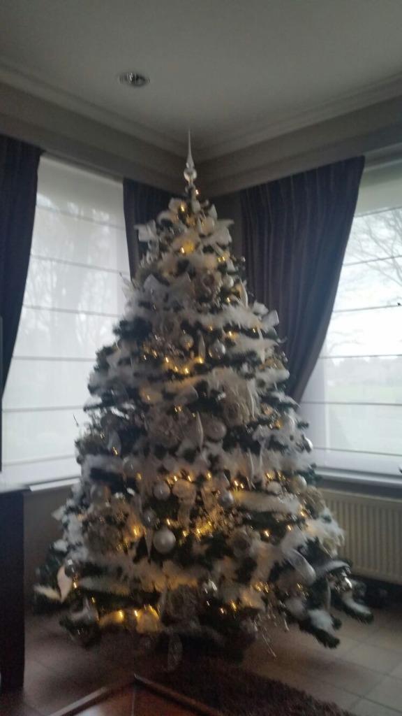 Kerstboom kunsstof 210 cm Triumph + versiering, Diversen, Kerst, Ophalen