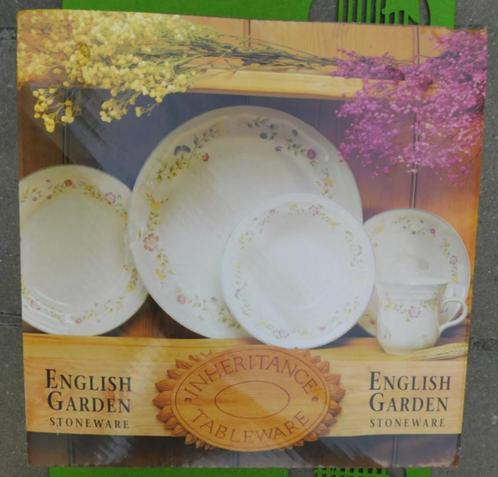 Servies aan tafel - bloemmotief - koffiepot - zout - peper, Huis en Inrichting, Keuken | Servies, Nieuw, Compleet servies, Overige stijlen
