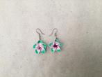 Boucles d'oreilles à fleurs de Plumeria, Comme neuf, Vert, Autres matériaux, Pendantes