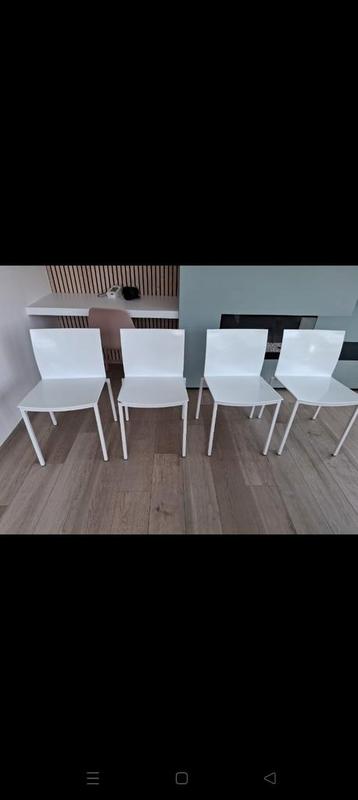 Drie (vier) witte keukenstoelen  beschikbaar voor biedingen