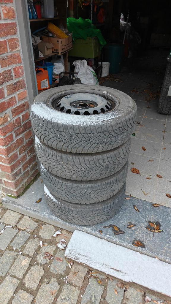 Bridgestone winterbanden op stalen velg VW Golf, Auto-onderdelen, Banden en Velgen, Velg(en), Winterbanden, 15 inch, 195 mm, Personenwagen