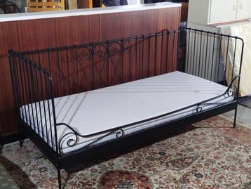 Romantisch zwart metalen éénpersoonsbed–ikea Meldal + matras, Sommier à lattes, 85 à 100 cm, Enlèvement, 180 cm ou plus