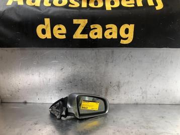 Buitenspiegel rechts van een Audi A4 beschikbaar voor biedingen