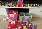 Toniebox rose + 30 figurines, excellent état, Enfants & Bébés, Jouets | Poupées, Enlèvement ou Envoi, Comme neuf