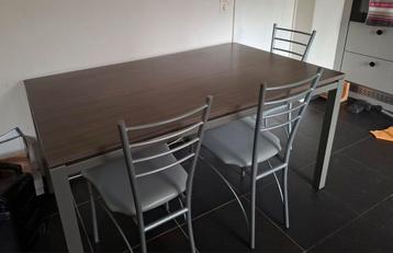 Keukentafel met 4 stoelen beschikbaar voor biedingen