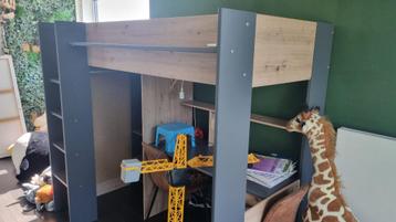 Hoogslaper met buro en berging beschikbaar voor biedingen