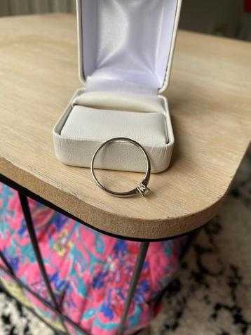 Bague de mariage/fiançailles élégante en argent avec diamant disponible aux enchères