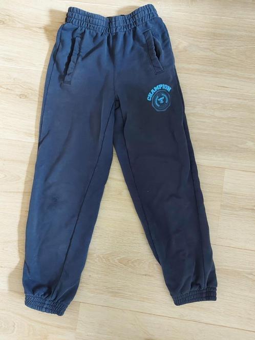Blauwe joggingsbroek - jongen - Champion - maat 128, Kinderen en Baby's, Kinderkleding | Maat 128, Gebruikt, Jongen, Sport- of Zwemkleding