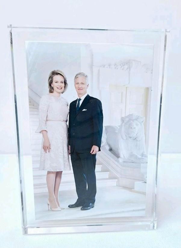 Foto in acryl Koning Filip en koningin Mathilde, Verzamelen, Koningshuis en Royalty, Zo goed als nieuw, Ophalen of Verzenden