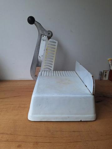 Prachtige antieke gietijzer met emaille kaassnijder beschikbaar voor biedingen