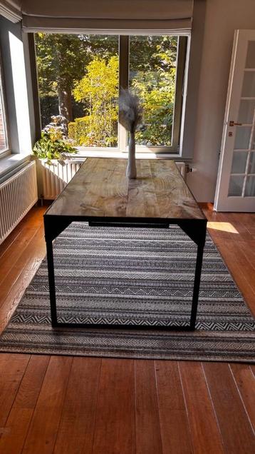 Industriële eettafel beschikbaar voor biedingen