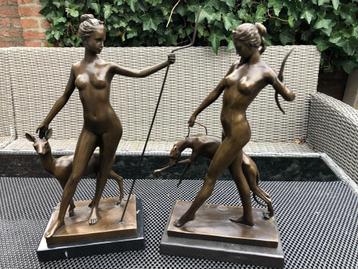 2 x bronzen Diana godin v jacht 1 met windhond en 1 m ree  beschikbaar voor biedingen