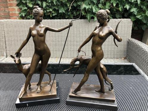 2 x bronzen Diana godin v jacht 1 met windhond en 1 m ree, Antiek en Kunst, Kunst | Beelden en Houtsnijwerken, Ophalen of Verzenden