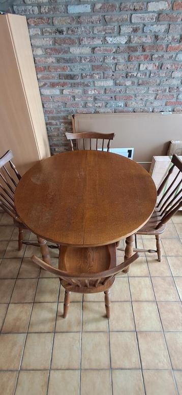 Ronde tafel  beschikbaar voor biedingen