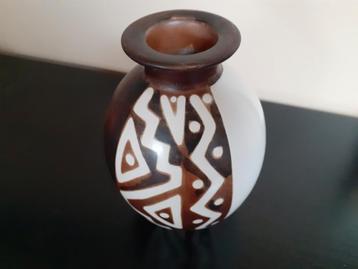 vaas in aardewerk, aan onderkant gemerkt 