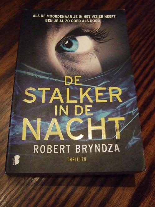 ROBERT BRYNDZA : DE STALKER IN DE NACHT, Boeken, Thrillers, Zo goed als nieuw, Ophalen of Verzenden
