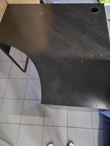 Bruine hoekbureau  beschikbaar voor biedingen