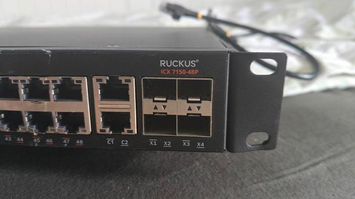 RUCKUS ICX 7150 48P, Computers en Software, Netwerk switches, Zo goed als nieuw, Ophalen of Verzenden