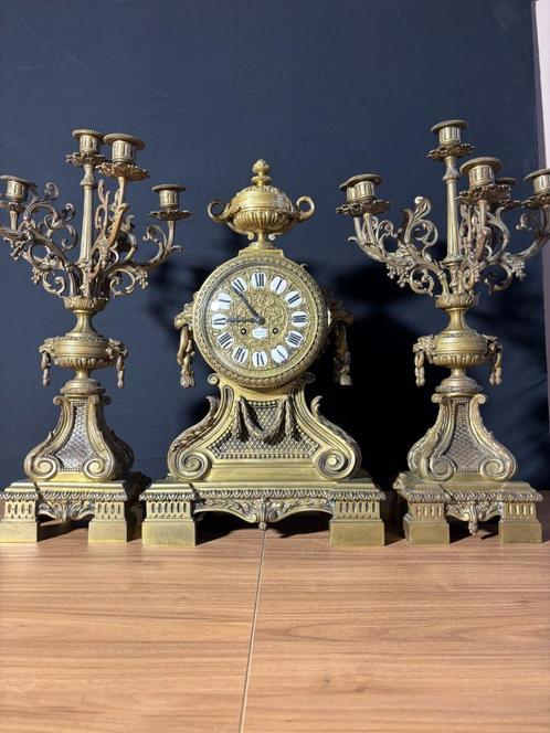 (75) Antieke Franse Bronzen Regency Pendule met Kandelaren, Antiek en Kunst, Antiek | Klokken, Ophalen of Verzenden