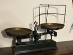 Balance ancienne en fonte avec plateaux en laiton., Antiquités & Art, Antiquités | Outils & Instruments, Enlèvement