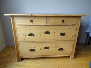 Oude commode in grenenhout beschikbaar voor biedingen