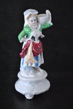 Beeldje van een wasvrouw met mand polychroom porselein 19e, Antiek en Kunst, Ophalen of Verzenden