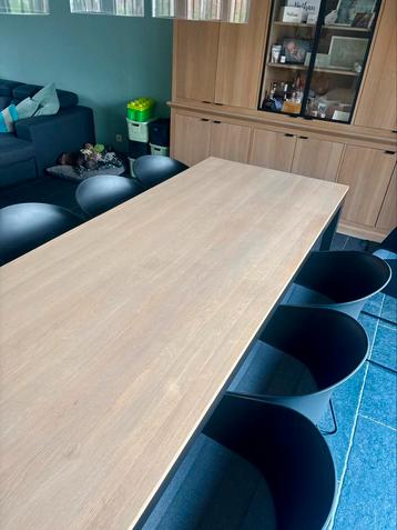 Tafel en 12 stoelen beschikbaar voor biedingen