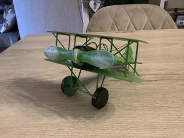Metalen retro decoratief groen vliegtuigje (19x13 cm)