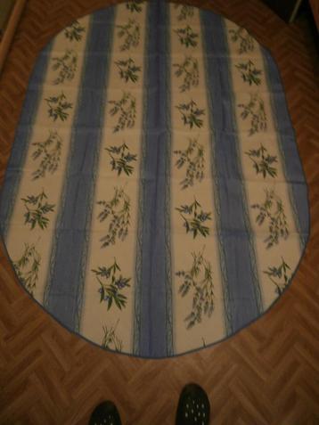 Nieuw ovalen tafelkleed met takkenprint beschikbaar voor biedingen