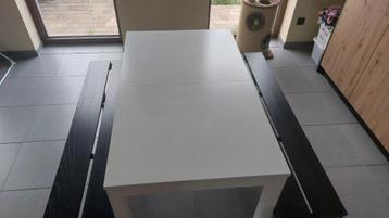 Eettafel met banken beschikbaar voor biedingen