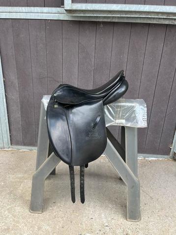 Stubben dressuurzadel 15 inch beschikbaar voor biedingen